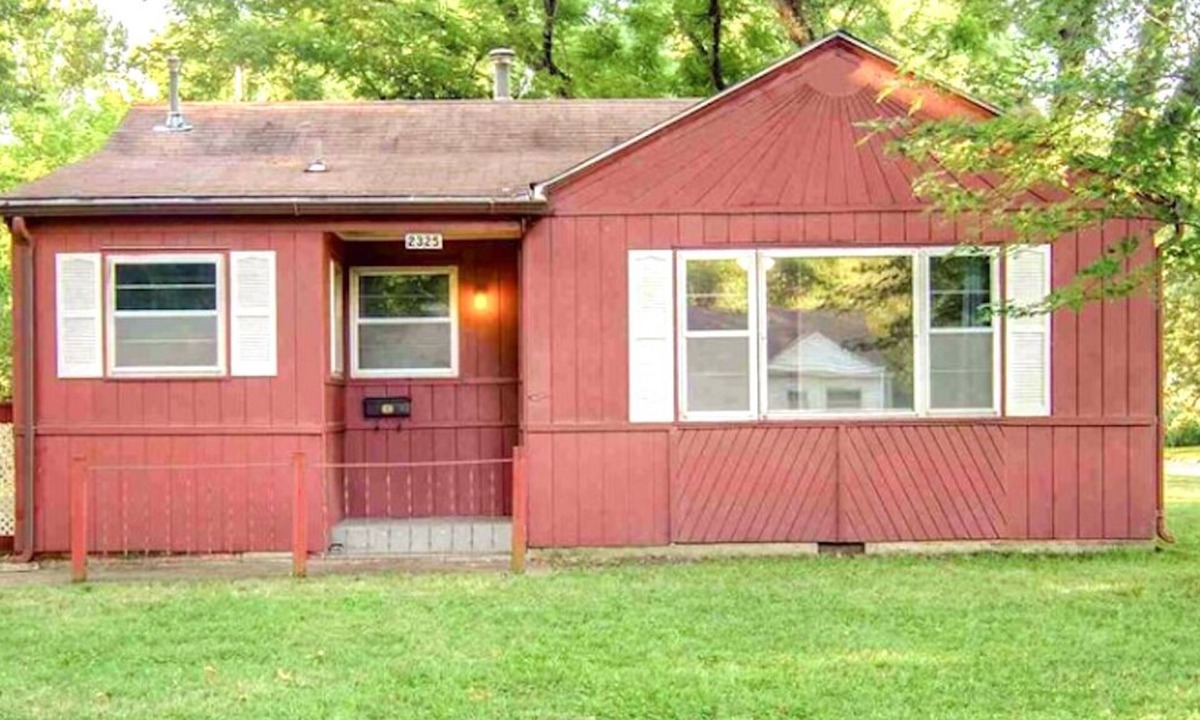 Topeka House | Bohemiam Charm Private Home w/large yd + near Event ctr