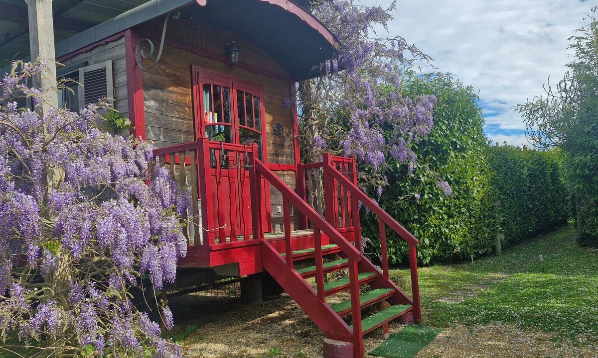 Fatouville-Grestain Ski Chalet | Bohemian Cottage in Caravan for 2–4 Guests near Honfleur with Pool