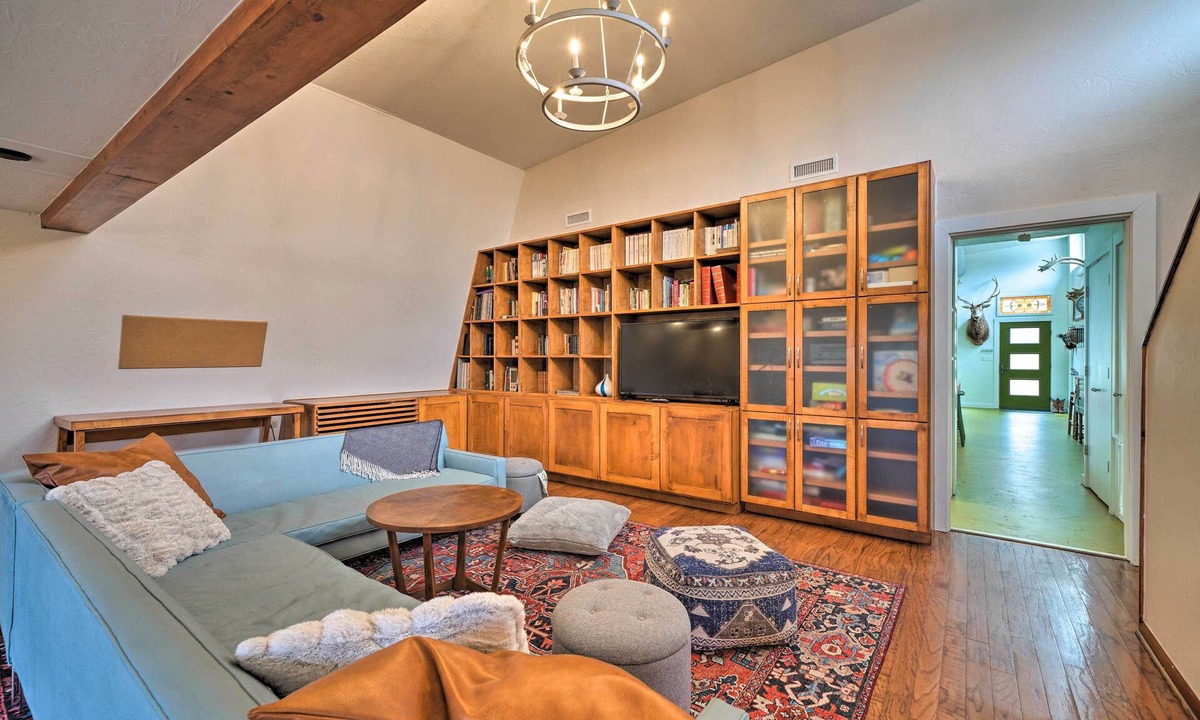 Stillwater House | Bohemian Home w/Screened Porch, 3 Mi to Lake!