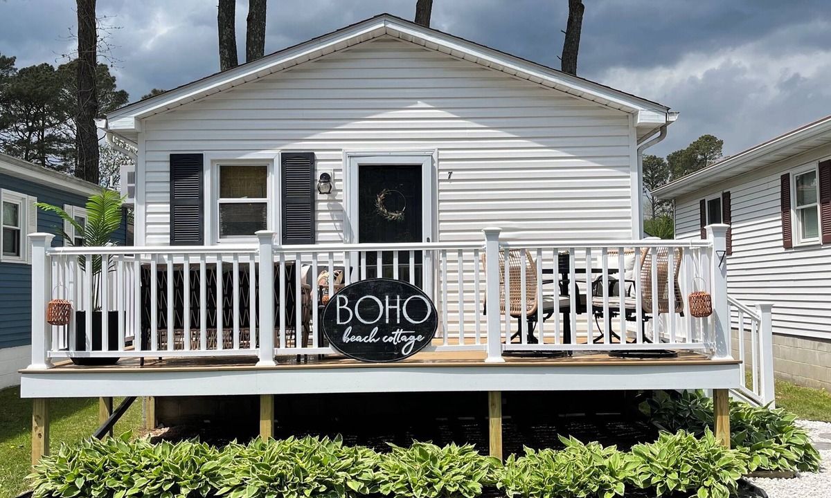 West Ocean City Cottage | Boho Beach Cottage- Quiet, Deck, Private parking, Bikes- 1 mi to Beach & Boards!