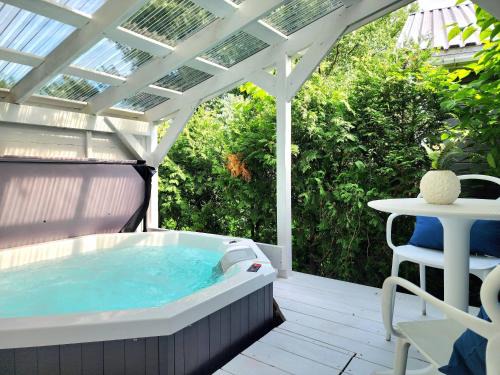 Quartier 5-4 House | Boho Chic Tiny House - Hot Tub EV Chrger & Parking