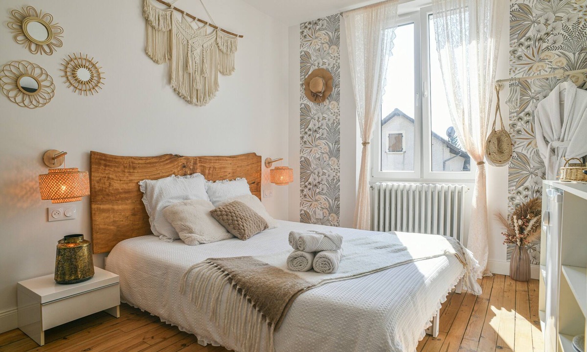 Le Pin Apartment | Boho Room with Garden and Private Jacuzzi Option