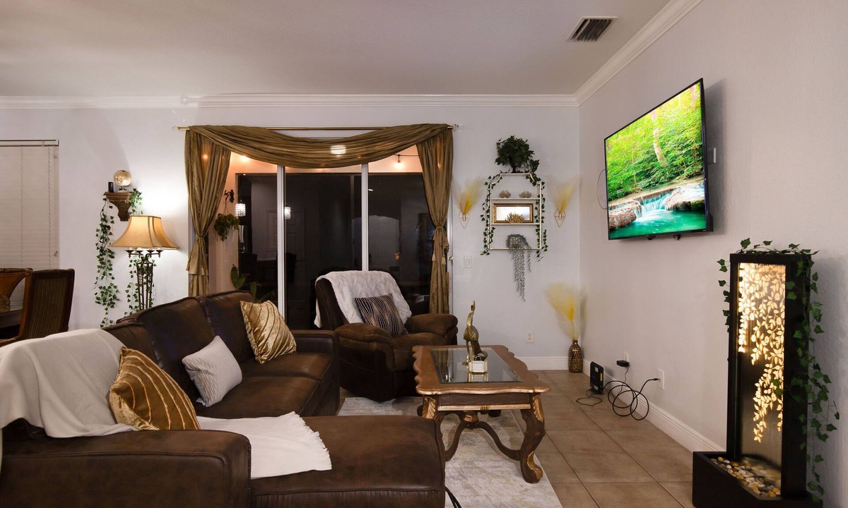 Westminister House | Boho Gator Lux 2 Ft. Myers