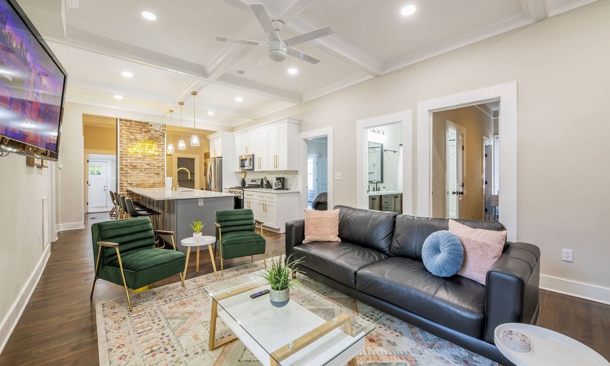 Church Street House | Boho Home with driveway and lots of onsuite baths!