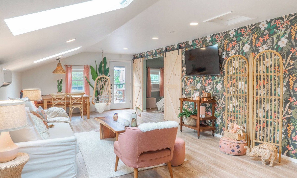 McNeil House | Boho Retreat w/Large Patio-15 min to Q2 Stadium & Domain