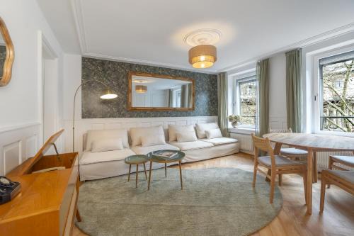 Oberstrass Apartment | Boho Suite Zürich - 80 qm, 3 Schlafzimmer, Balkon & Zugang zur Dachterrasse mit Grill & Seesicht