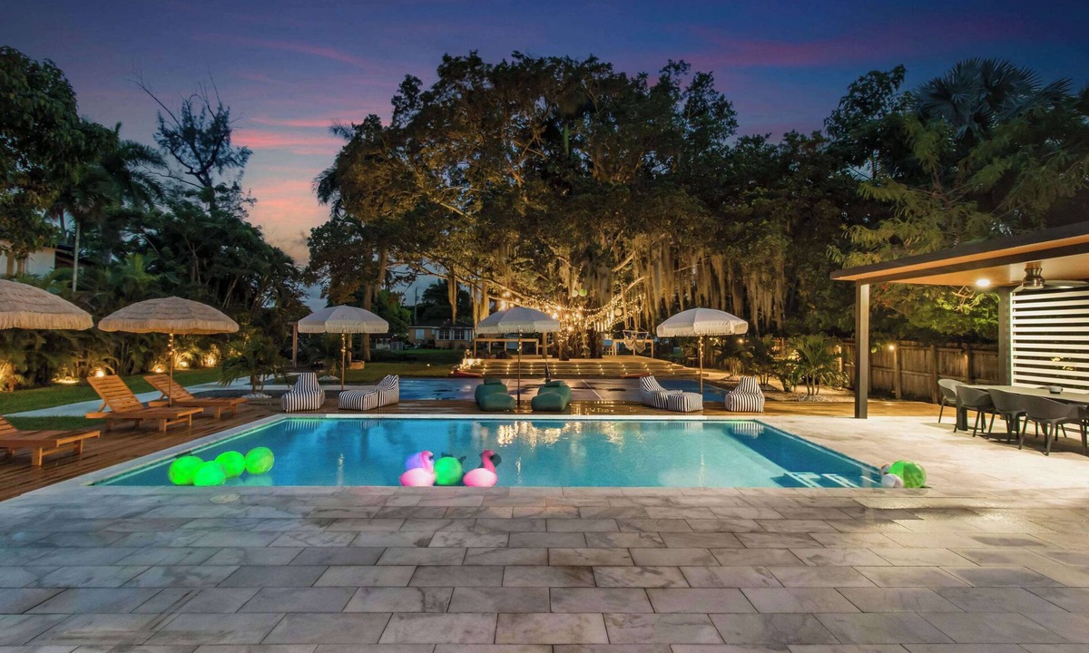 El Portal Villa | Boho Villa | Canal View | Sand Volleyball | Cinema