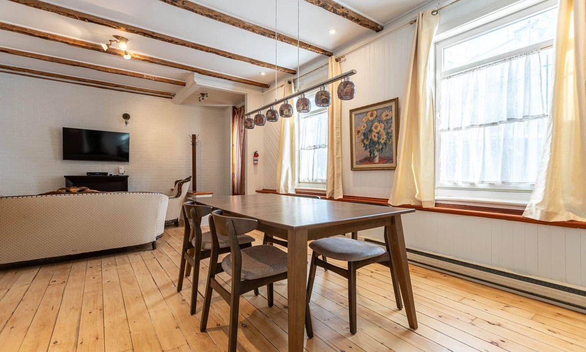 Lower Town Apartment | Bois & Marée (1-1116)