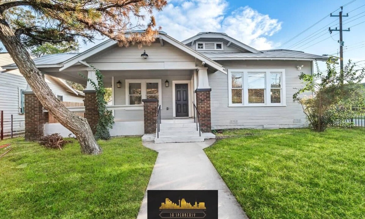 Eastside Promise Neighborhood House | Bold Bright 4BR/3.5FULL BATHS Near Riverwalk Dtown