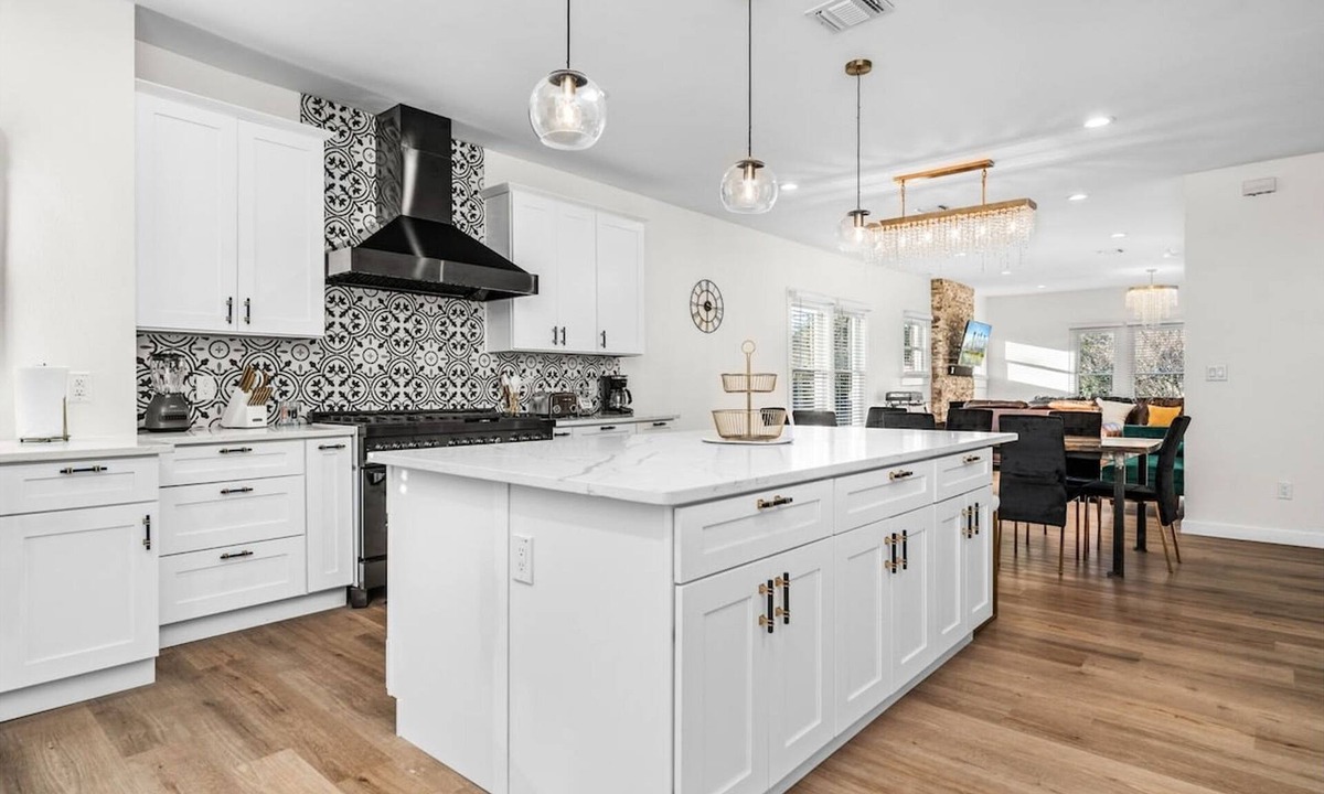 Eastside Promise Neighborhood House | Bold Bright 4BR 3 5full Baths Near Riverwalk Dtown
