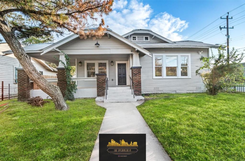 Eastside Promise Neighborhood House | Bold Bright 4BR3.5FULL BATHS Near Riverwalk Dtown