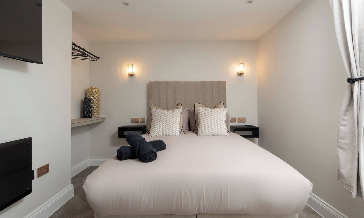 Hope Street Apartment | Bold St | City Break for 2 | Get-Ready Desk | TV