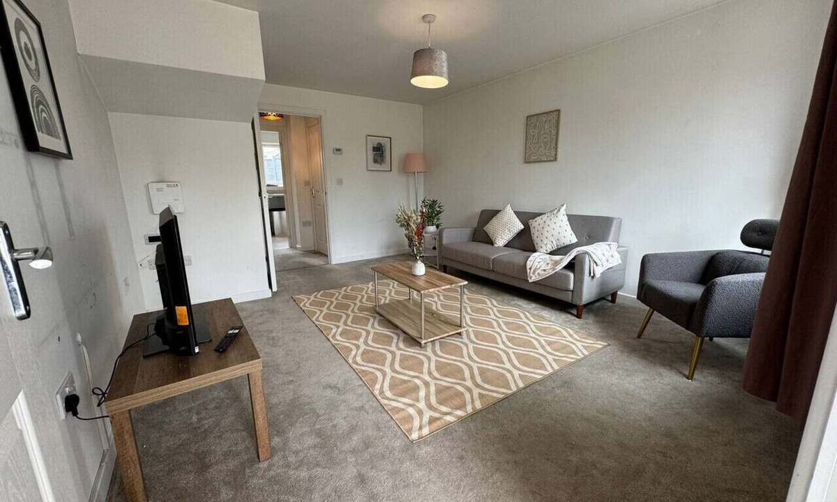 Swindon House | Bolehyde House Long Stay Discounts Free Parking