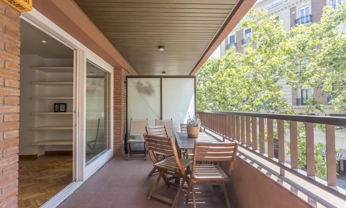 Les Tres Torres Apartment | Bonanova apt. with terrace, classic style Spacious
