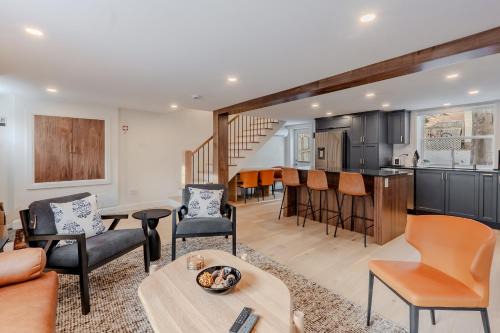 Downtown St. John's House | Bond Designer Home 3BR Parking Central DT