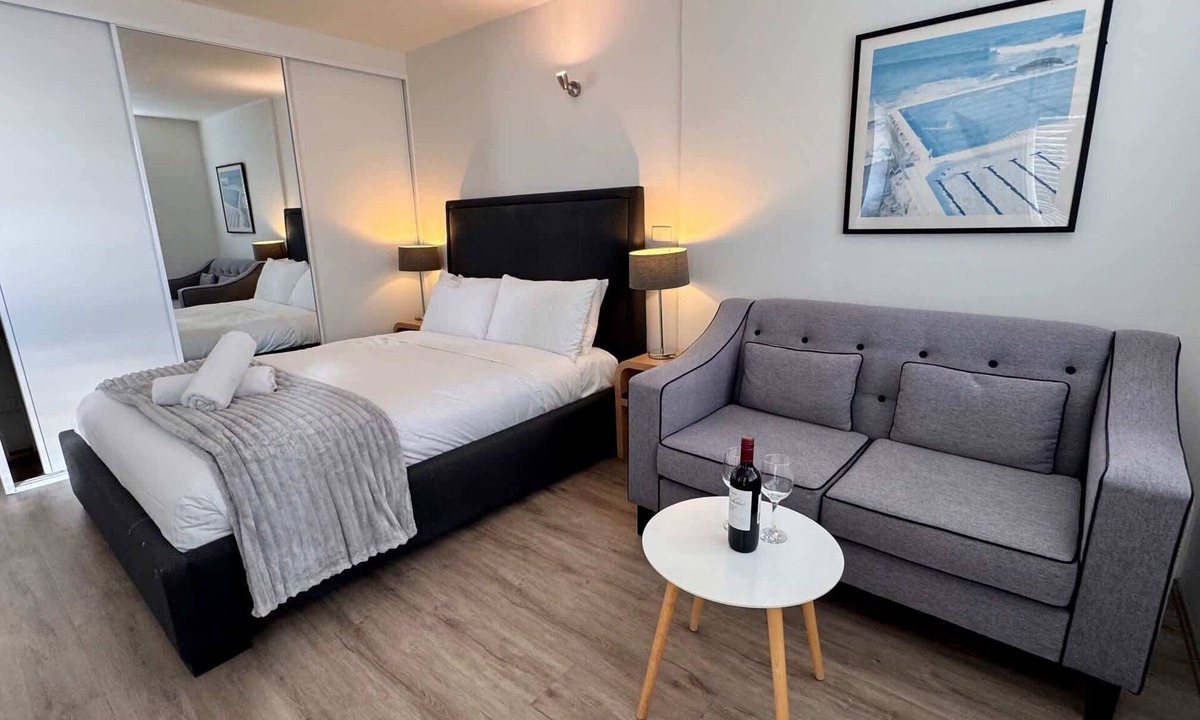 Bondi Apartment | Bondi Beach Studio: City Views and Balcony
