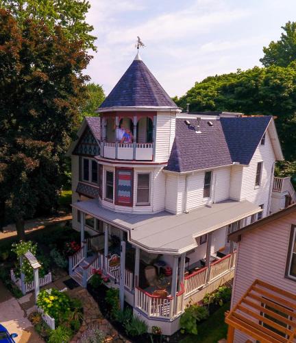 Boblo Island Bed & Breakfast | Bondy House Bed & Breakfast