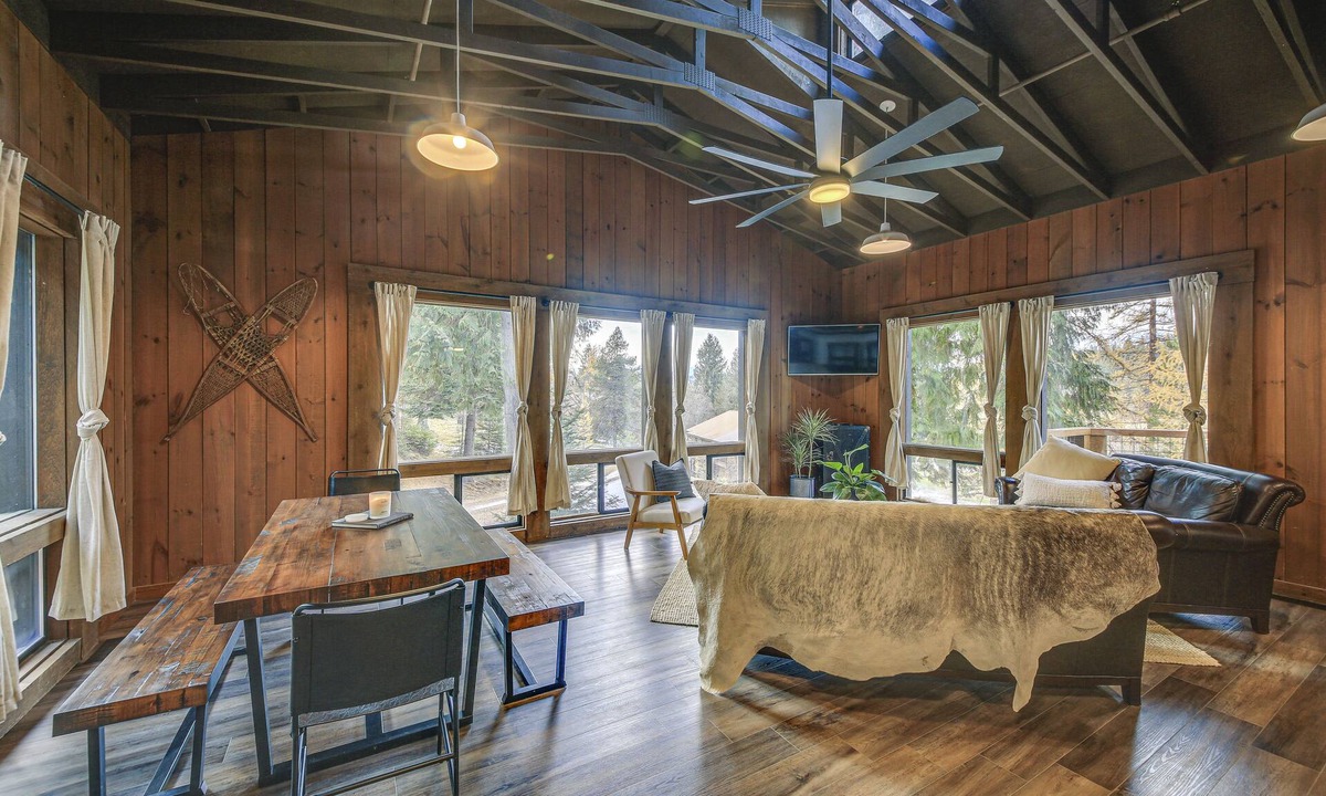 Bonners Ferry Cabin | Bonners Ferry Cabin w/Wraparound Deck & Views!
