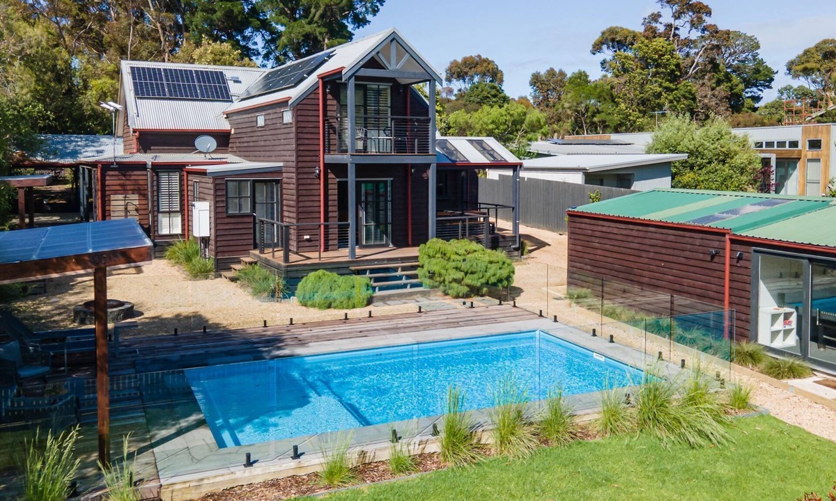 Somers House | Bonview Beach Boy with pool on the park