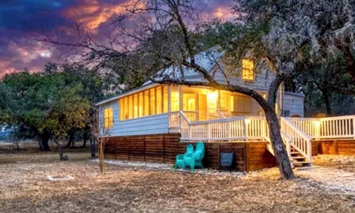Leakey Cabin | Book 3 Nights Get the 4th Free @ this Luxury Lodge in Leakey!