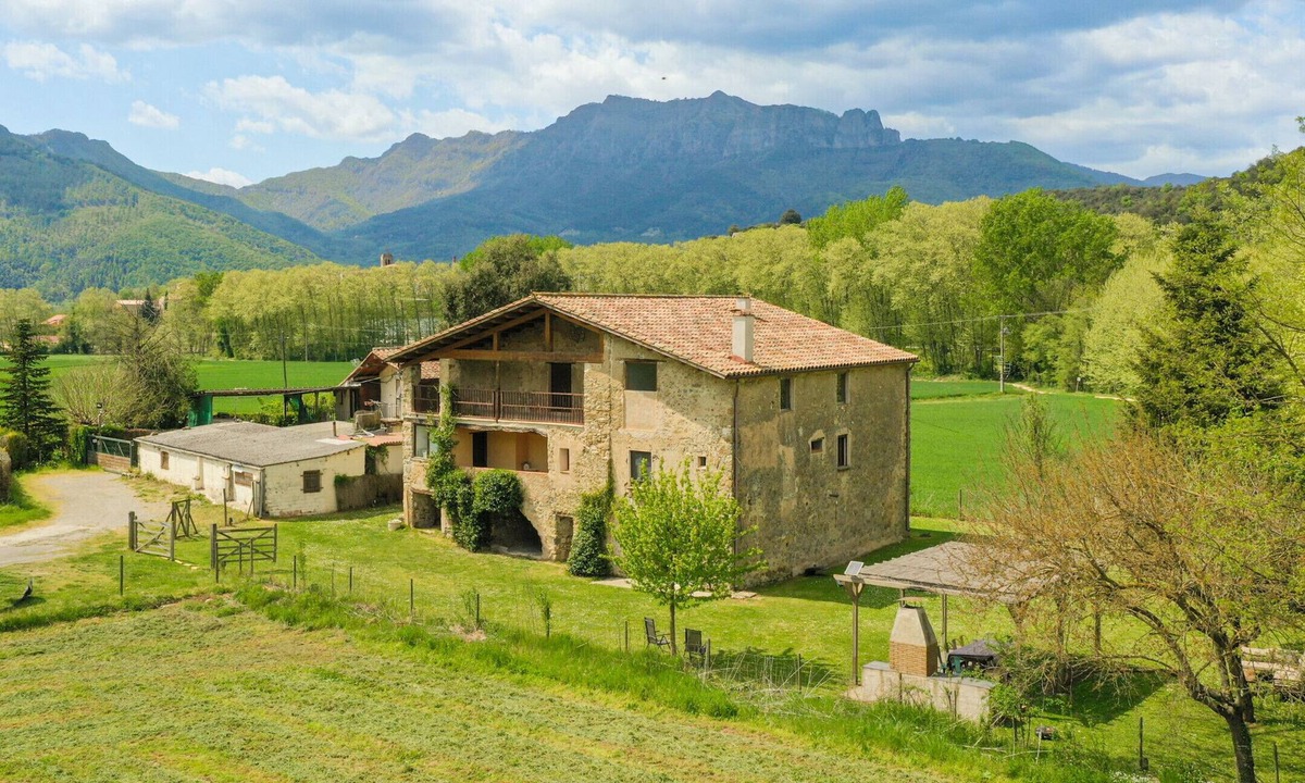 La Vall d'en Bas Cottage | Book a casa rural for 11 in La Vall d'en Bas, La Garrotxa