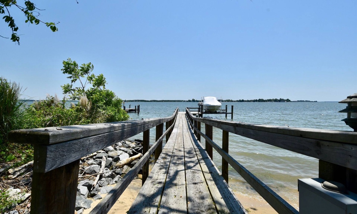 Royal Oak House | 🌊 Book Now for 15% Off. Waterfront, Dock, Hot Tub, Sandy Beach, Elevator!