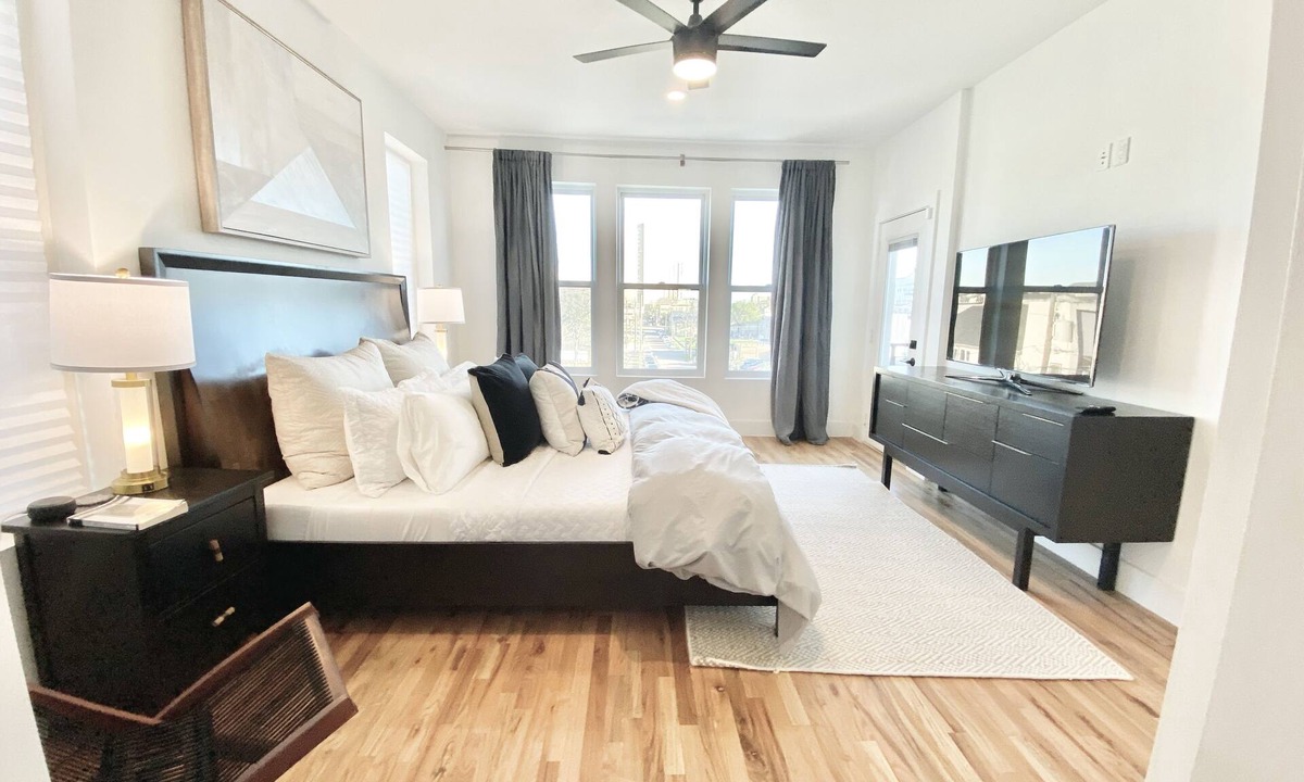 Old East Dallas House | BOOK NOW - PAY LATER! New 2740 Sqft Home with a STUNNING Downtown View