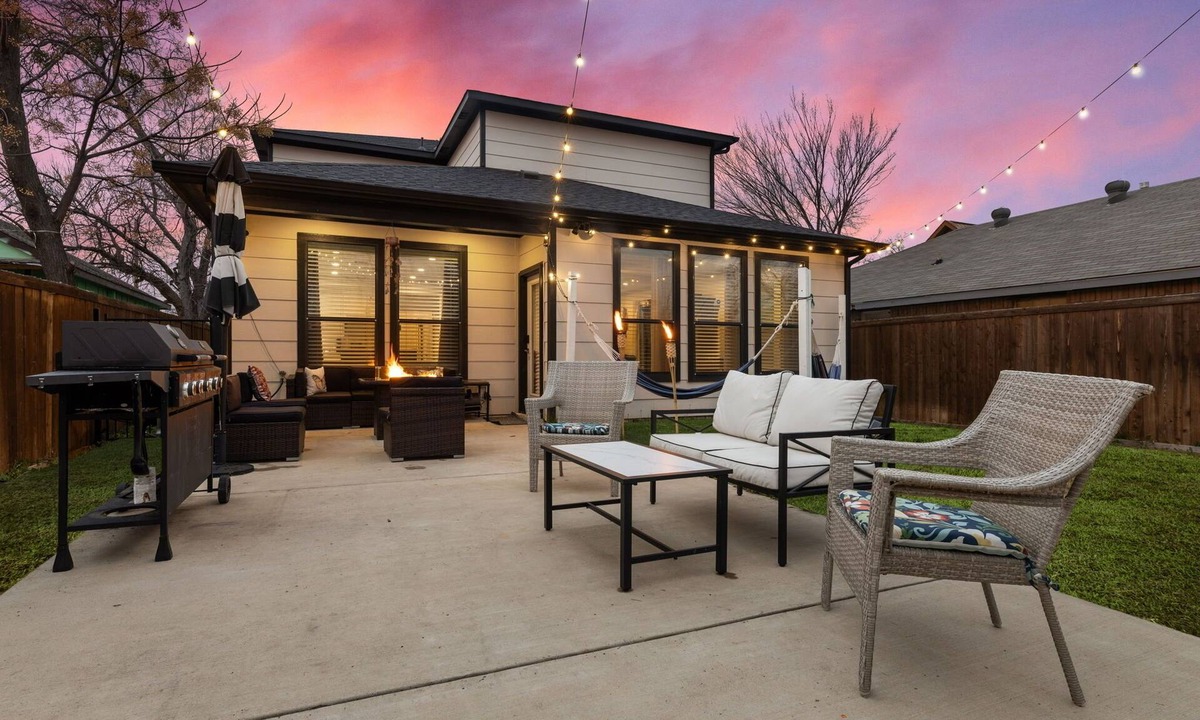 West Dallas House | BOOK TODAY! King Bed with Hot Tub, FirePit, BBQ, Large yard, sleeps up to 16!