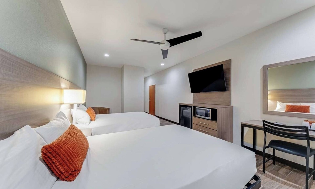 Eastside Promise Neighborhood Hotel | Book Your Stay: 3 Cozy Rooms w/Complimentary Breakfast & Parking in DT
