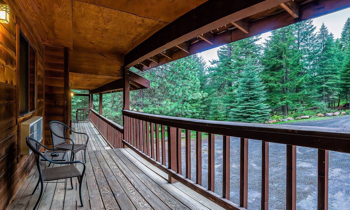 Ashland Cabin | BookStayHop - #1 Lodge Room 4 ~ Green Springs Inn ~ Jacuzzi Bathtub~ Dog Friendl