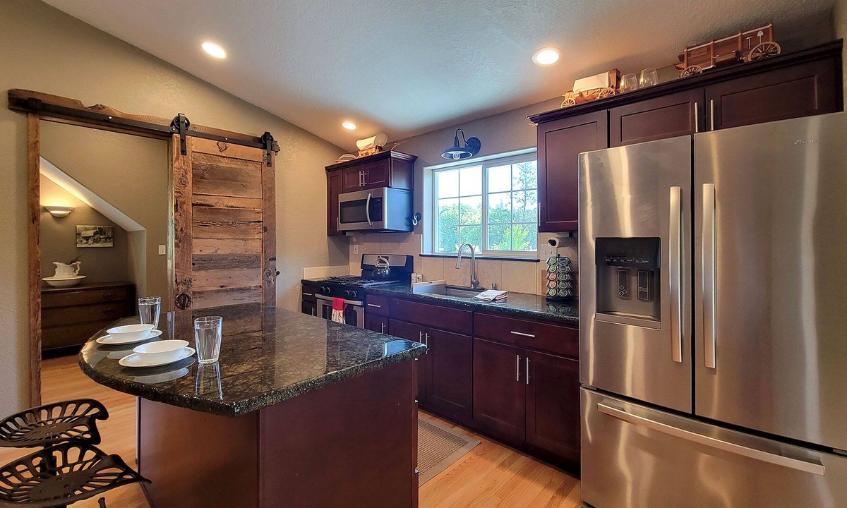 Grants Pass Apartment | Bookstayhop- Sungate Above