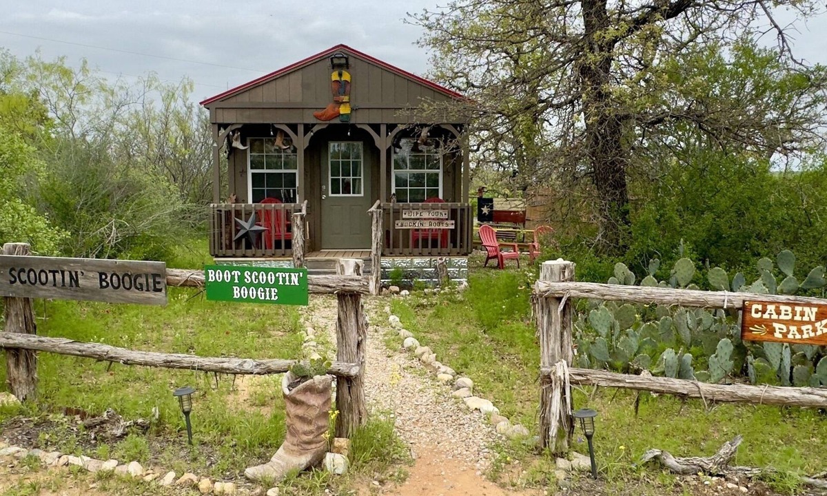 Voca Cabin | Boot Scootin Boogie - Castell Cabin - Sleeps 4