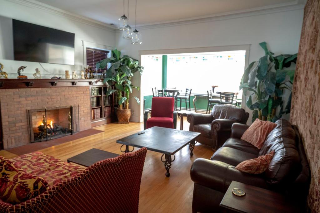 Lake View East Apartment | Bootlegger House Sleeps 10-20 Free TV & Parking