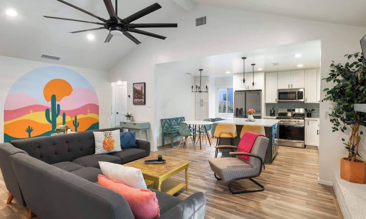 Austin House | Boots & Bachelorettes -Sleeps 10