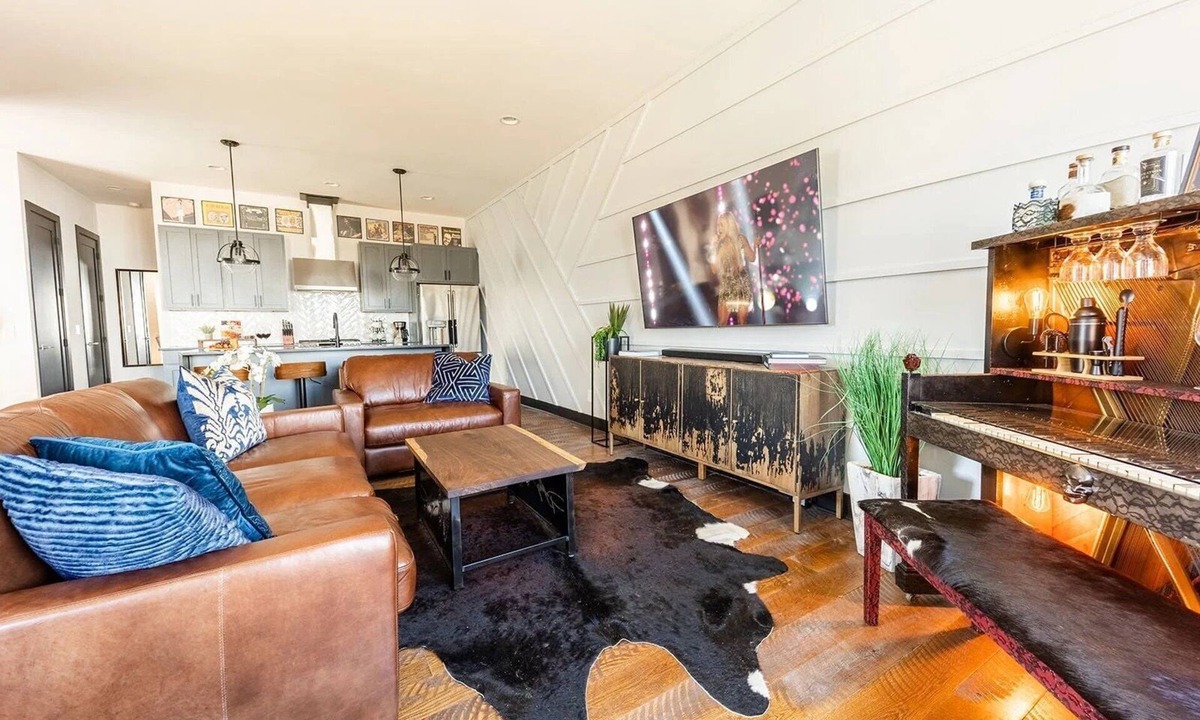 Edgehill House | Boots & Broadway - 2 Units - Mins to Broadway