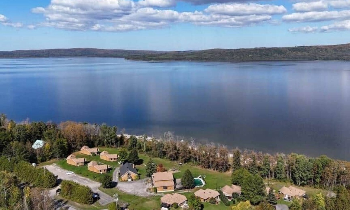 Val-Brillant Apartment | Bord de Lac, tranquille, 2 chambres, animaux acceptés, avec AC à Val-Brillant.