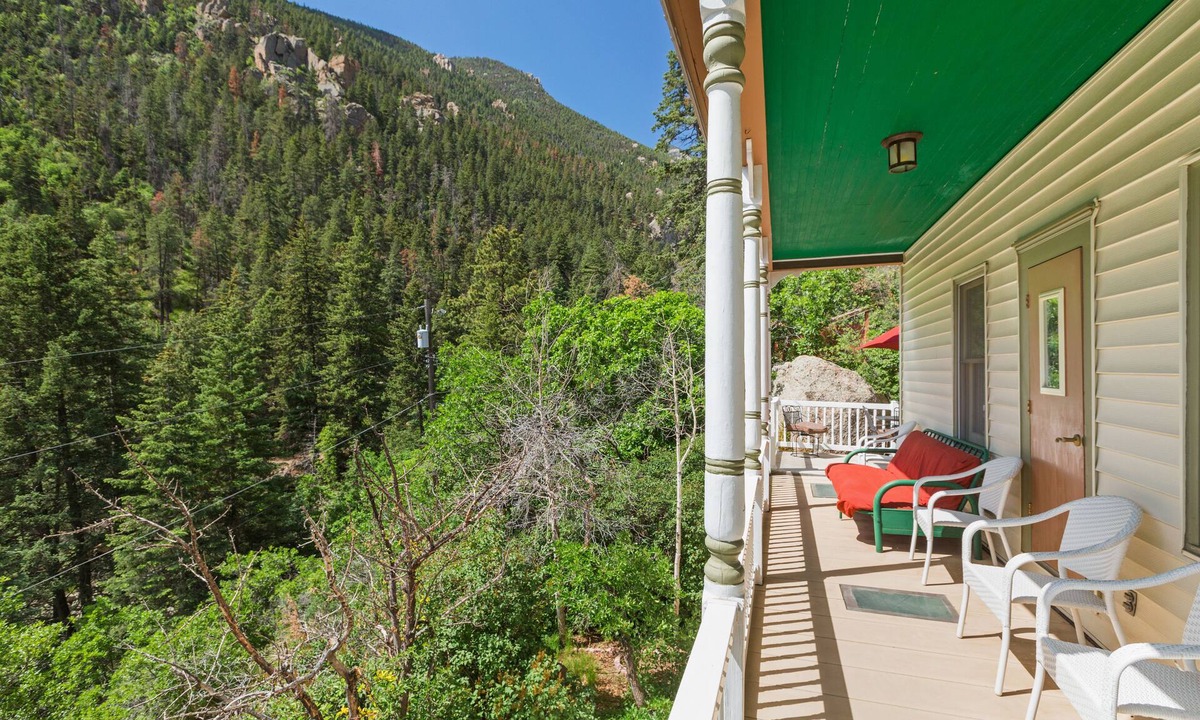 Manitou Springs Cottage | Borders Cog Railway, Manitou Incline, Barr Trail ~ Private Drive ~ HOT TUB!