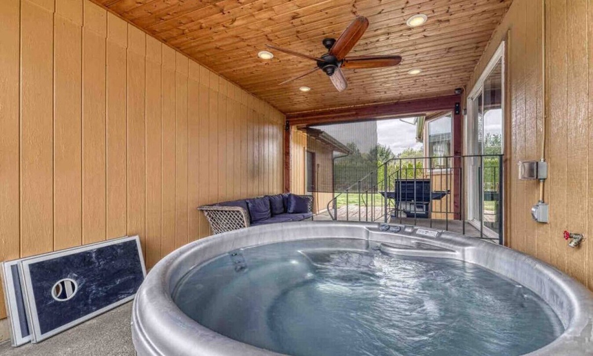 Bonney Lake House | Bo’s Valley Farmhouse with Hot Tub