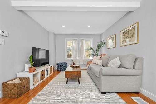 Thompson Square - Bunker Hill Apartment | Boston Condo With FREE Parking