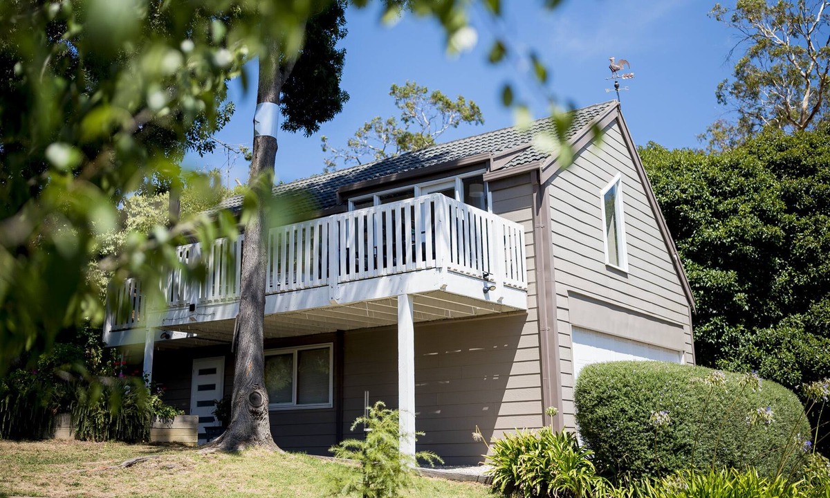 Mount Eliza Cottage | Botanical hideaway|pool| beach box| campfire