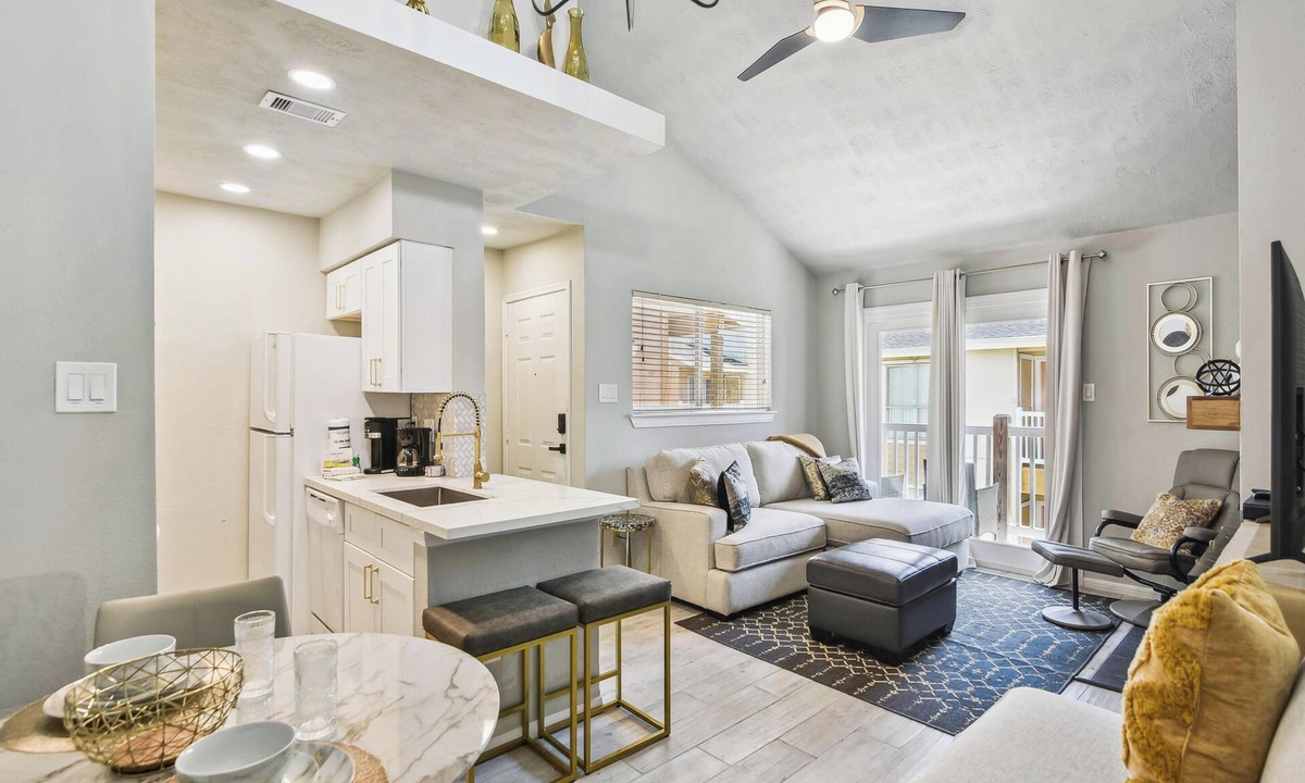 Galveston Condo | Bougie Beach Bungalow by Ryson Vacation Rentals