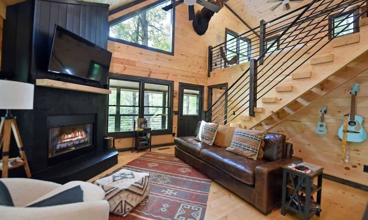 Cherry Log Cabin | Boujee Moose -new, hot tub, dog friendly, fire pit