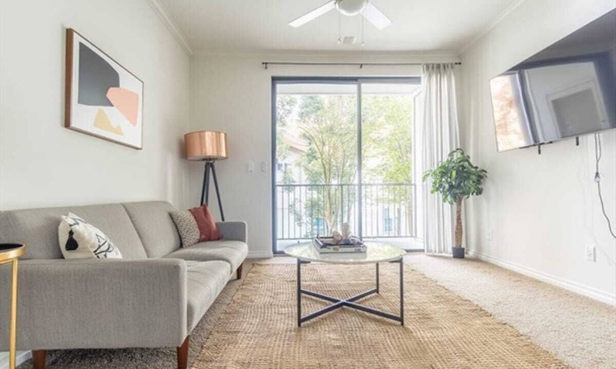 Irving Apartment | Boulevard Stays 1BR King Suite Pool, Gym & Parking 03