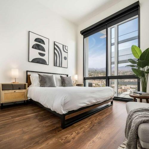 Evans Churchill Apartment | Boulevard Stays Modern Highrise STU Sky Pool Parking Gym 09