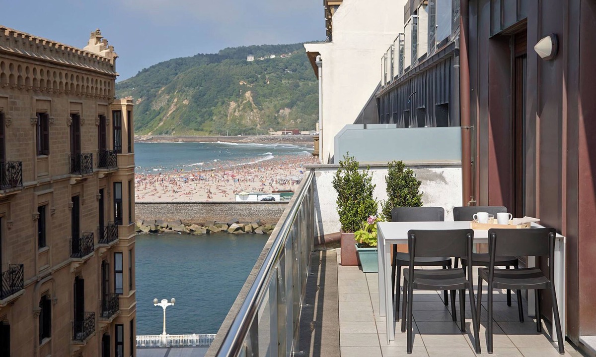 Old Town Apartment | Boulevard Terrace by FeelFree Rentals