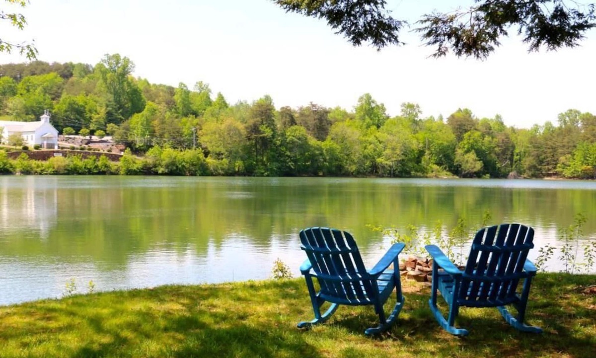 Hiawassee Hotel | Boundary Waters Resort & Marina