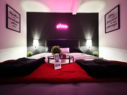 Enfield Highway House | Boutique Backyard Bungalow - Brimsdown