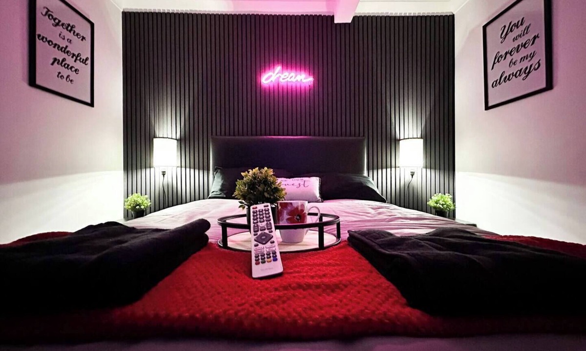 Enfield Highway House | Boutique Backyard Bungalow - Brimsdown