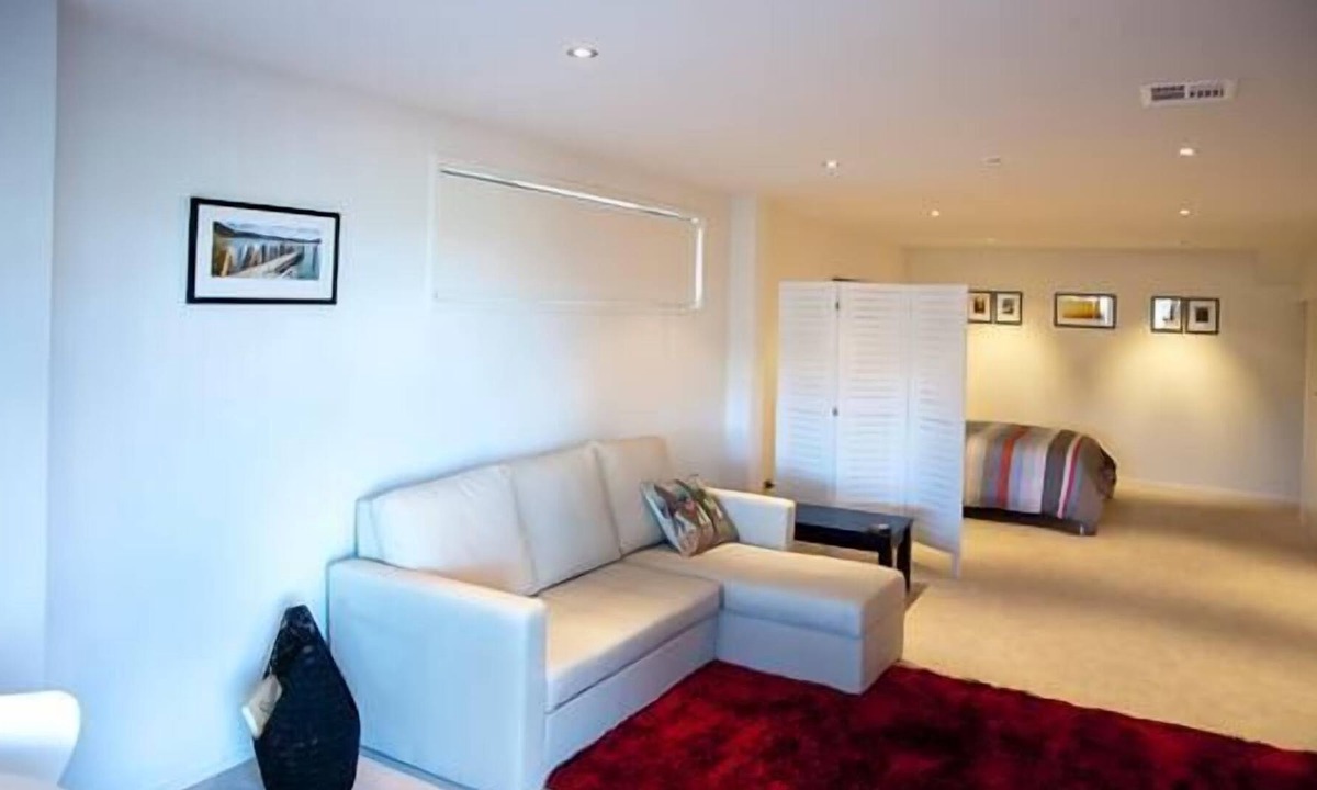 Mairangi Bay Apartment | Boutique Beach Accommodation, Cameron House