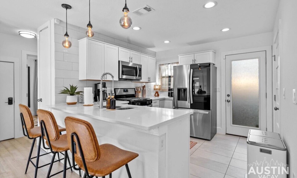 Clarksville House | Boutique Bungalow + Bonus Studio | Private Group Getaway Near SoCo & Zilker